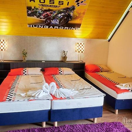 Kamaras Ring House Bed & Breakfast Mogyorod Exterior photo