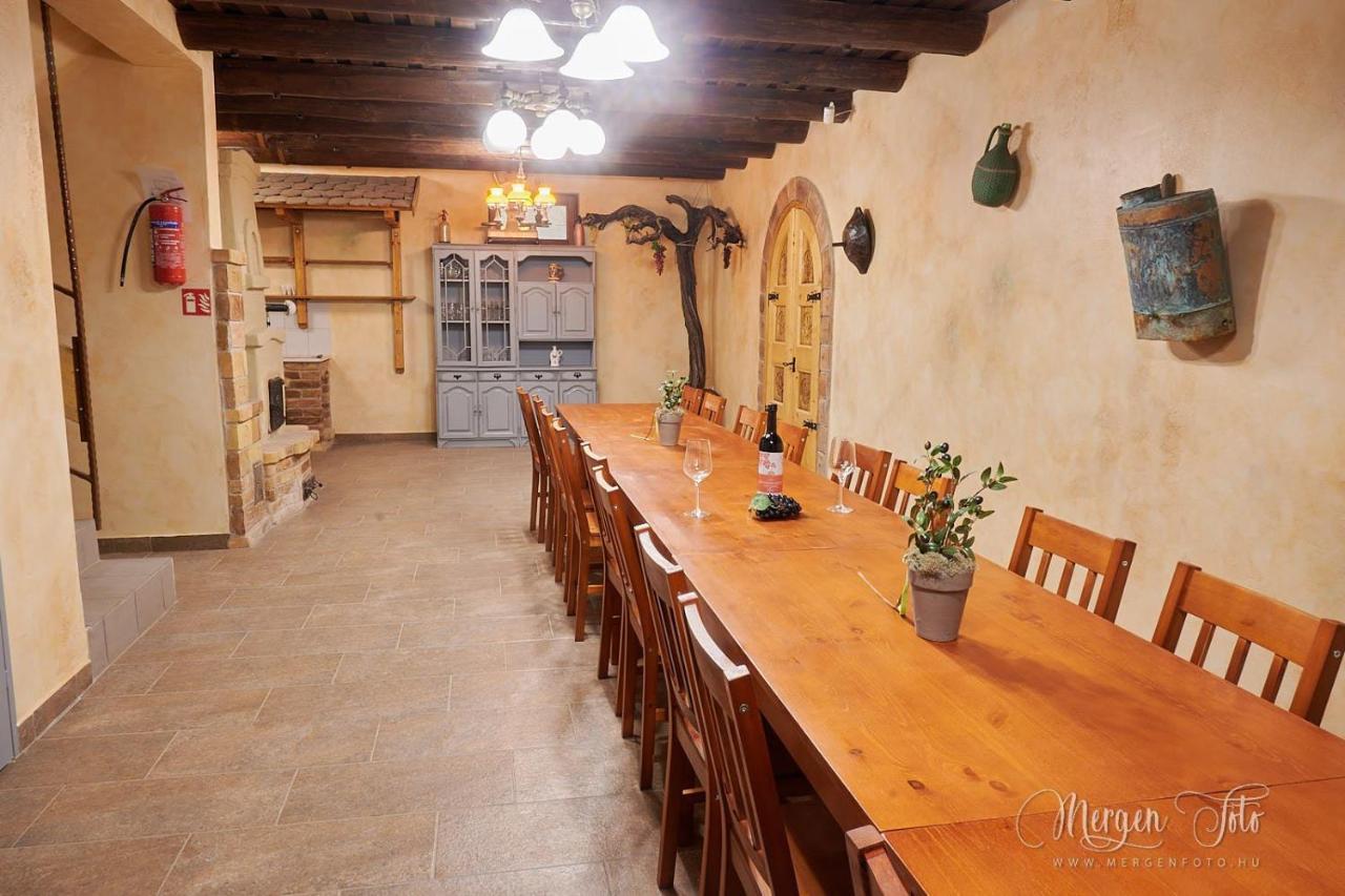 Kamaras Ring House Bed & Breakfast Mogyorod Exterior photo