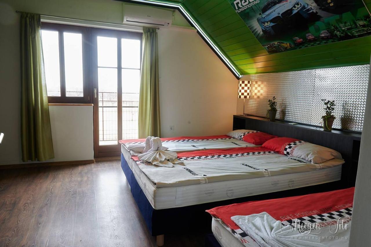 Kamaras Ring House Bed & Breakfast Mogyorod Exterior photo