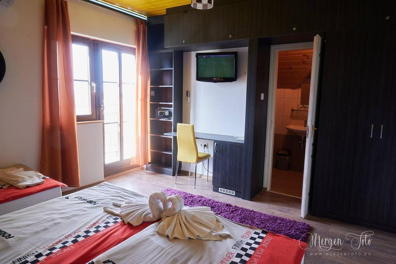 Kamaras Ring House Bed & Breakfast Mogyorod Exterior photo