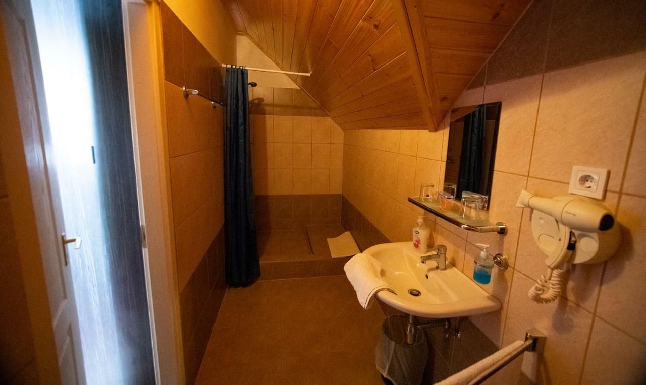 Kamaras Ring House Bed & Breakfast Mogyorod Exterior photo