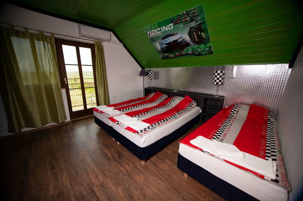 Kamaras Ring House Bed & Breakfast Mogyorod Exterior photo